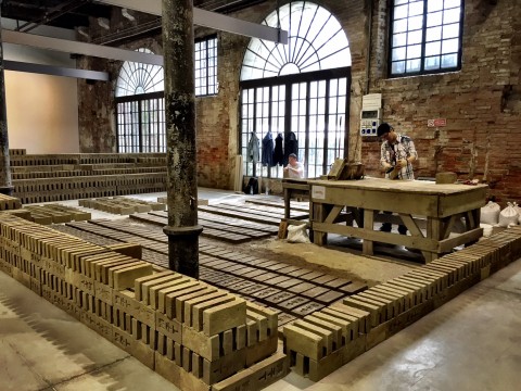 I mattoni di Rirkrit Tiravanija alla Biennale di Venezia 2015