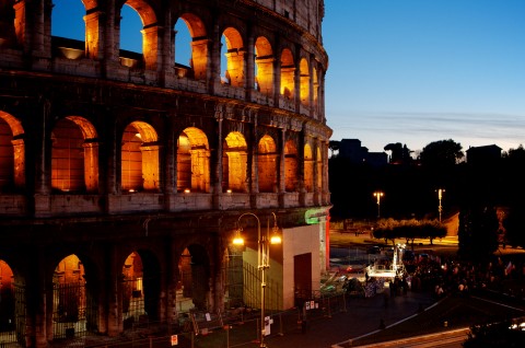 Il Colosseo illuminato di notte