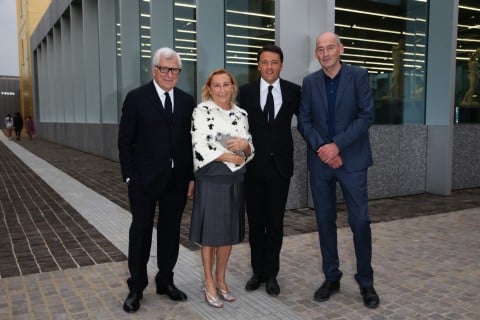 Patrizio Bertelli, Miuccia Prada, Matteo Renzi e Rem Koolhaas alla Fondazione Prada (foto Vittorio Zunino Celotto - Getty Images per Fondazione Prada)