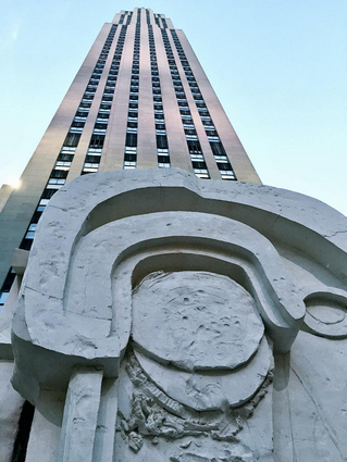 Thomas Houseago sotto il Rockefeller Center