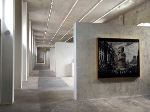 Veduta della mostra alla Fondazione Prada di Milano - Francesco Vezzoli, Senza titolo (La Dolce vita. In scena René Magritte), 2008