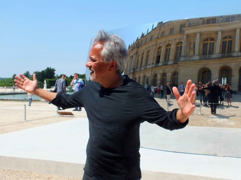 Anish Kapoor a Versailles, davanti a C-Curve © Silvia Neri