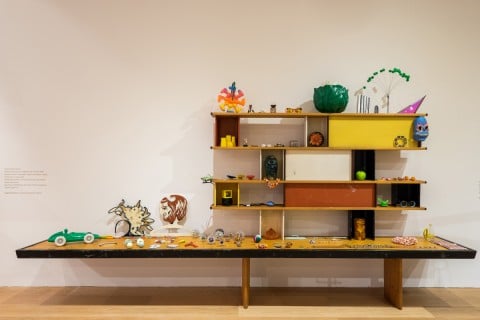 Charlotte Perriand, Bibliothèque pour la maison de la  Tunisie, 1952. Courtesy of Charlotte Perriand and Tanja Leighton Gallery  Berlino. Objects courtesy of Bethan Wood. Foto_ Andrea Guermani, courtesy  Pinacoteca Agnelli