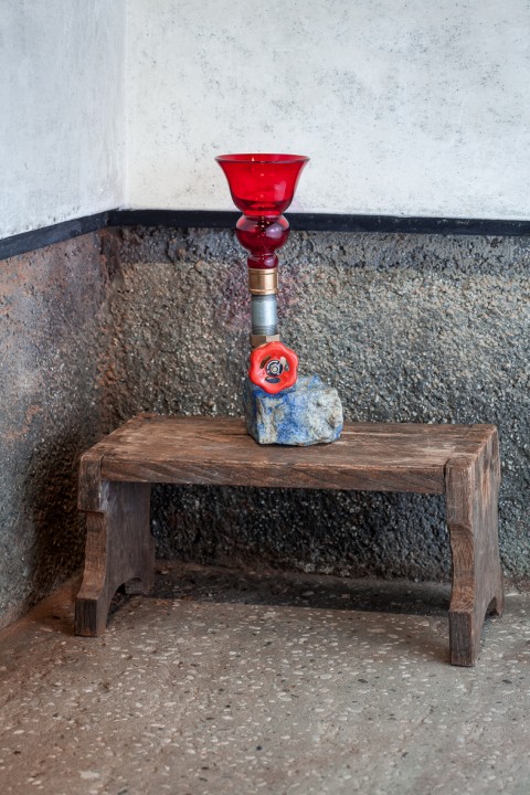 Jimmie Durham, Lapis Lazuli with Venetian red Glass, a Valve, Et Cetera, 2015, pietra, vetro, acciaio, ottone,13,5 x 13 x 30,2 cm, photo by Francesco Allegretto 