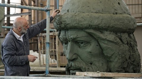 Salavat Shcherbakov lavora alla statua dedicata a Vladimir il Grande (foto angelfire.com)