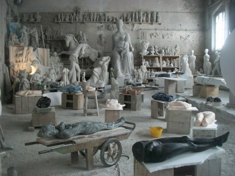 Laboratorio Nicoli con sculture di Vanessa Beecroft in lavorazione