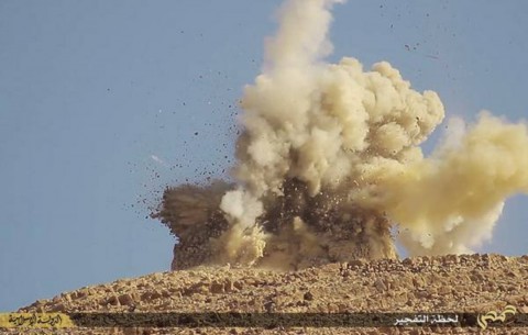 L'esplosione del mausoleo di Mohammed Ben Ali (foto liveleak.com)