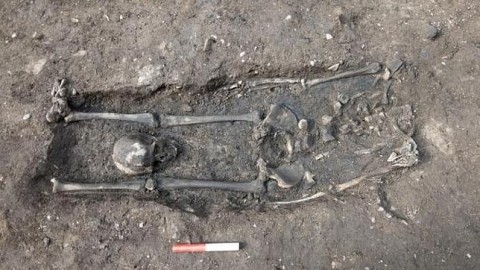 Lo scheletro del gladiatore romano rinvenuto a Londra (foto abc.es)