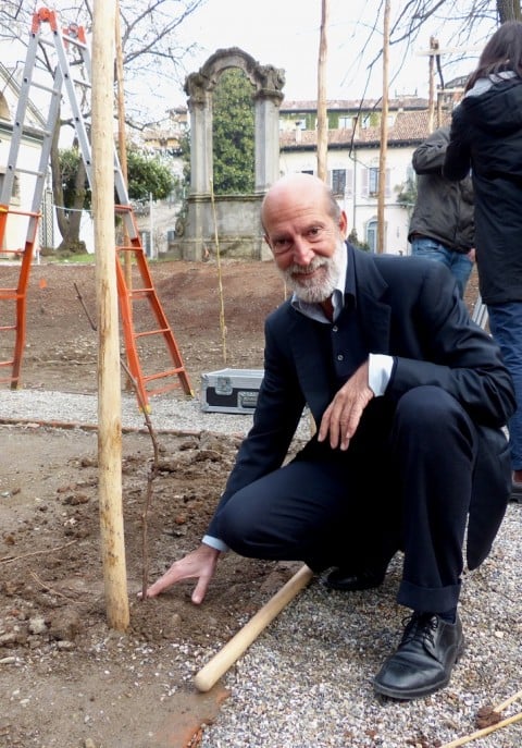 Luca Maroni di fronte alla prima vite di Malvasia Aromatica di Candia, identica all’originaria leonardiana, reimpiantata nella Casa degli Atellani il 20 marzo 2015