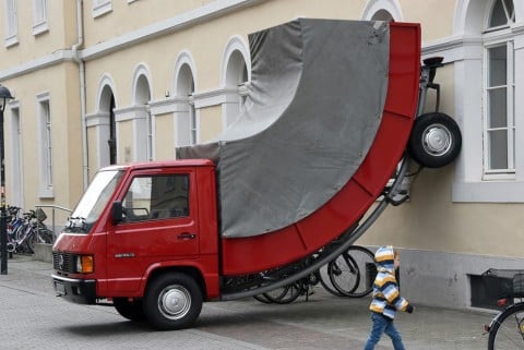 L’installazione di Erwin Wurm multata per divieto di sosta