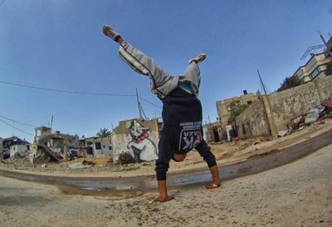 Parkour tra i graffiti di Banksy a Gaza