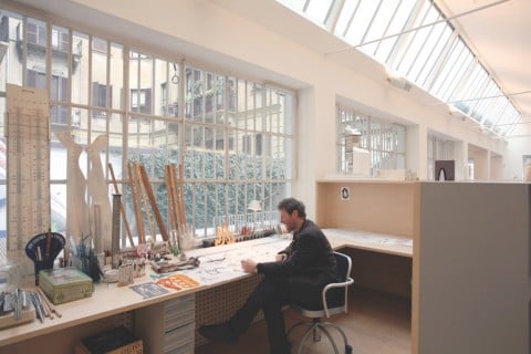 Ritratto di Cino Zucchi alla scrivania di lavoro
