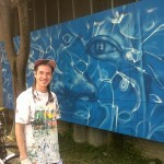 Gaia davanti al suo muro alla Garbatella