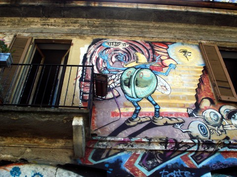 Graffiti sulla casa occupata di fronte alla Darsena a Milano. Foto di Giovanni Dall'Orto, 2007- by Wikimedia commons