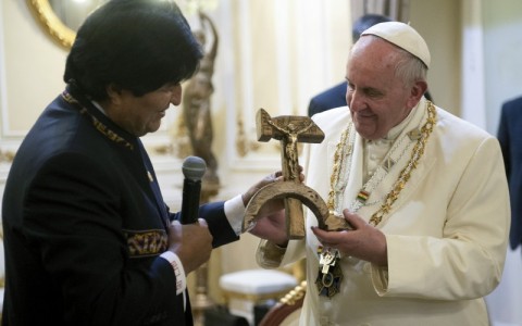 Il Papa riceve in dono il Crocifisso con falce e martello (foto catholicherald.co.uk)