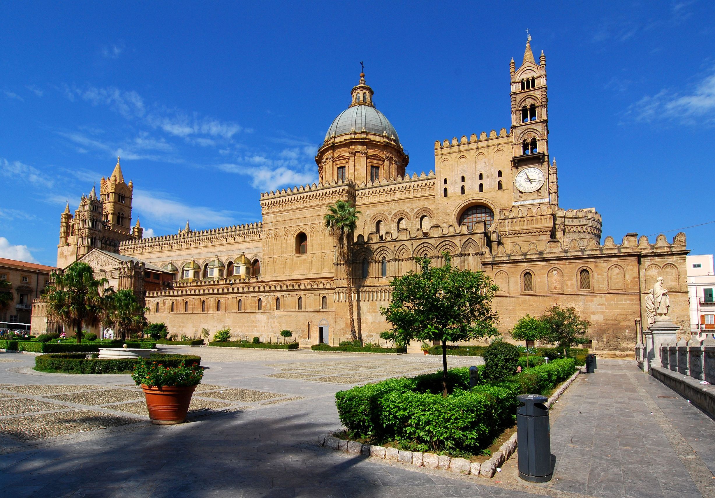 La Cattedrale di Palermo Cantiere Palermo. Nuovi bandi con fondi stanziati anche da Roma: dal tram alle luci sui monumenti