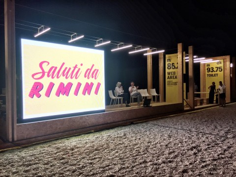 Maria Cristina Didero presenta Saluti da Rimini a Demanio Marittimo sulla spiaggia di Marzocca di Senigallia