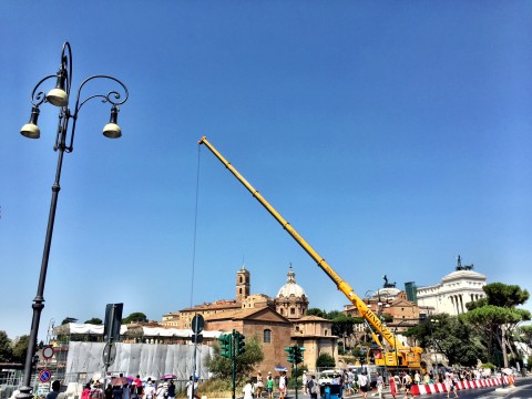 Gru esegue l'anastilosi al Foro della Pace di Roma