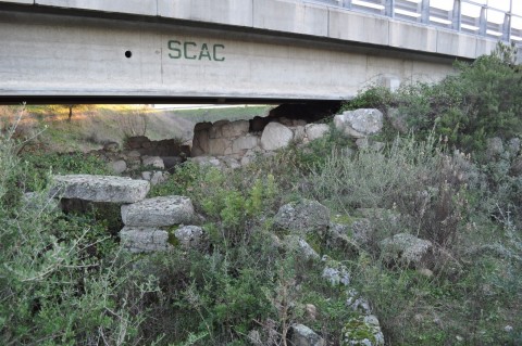 Il viadotto costruito sopra il Nuraghe