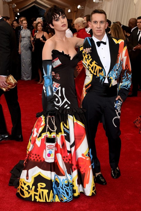 Jeremy Scott e Katy Perry con abiti Moschino ispirati a un murale di Rime