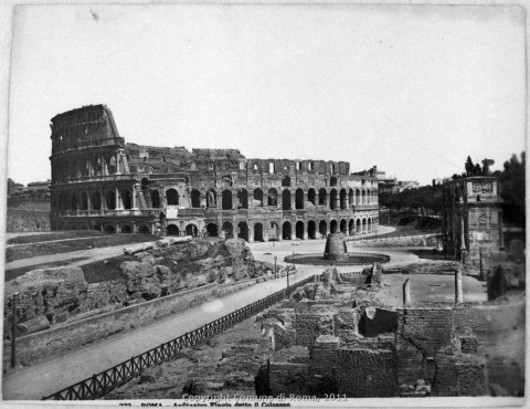 La Meta Sudans tra l'Arco di Costantino e il Colosseo