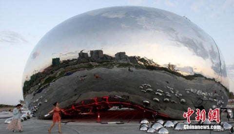 La scultura installata nella città di Karamay, in Cina