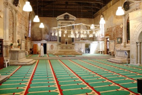 L'interno della chiesa della Misericordia trasformata in moschea