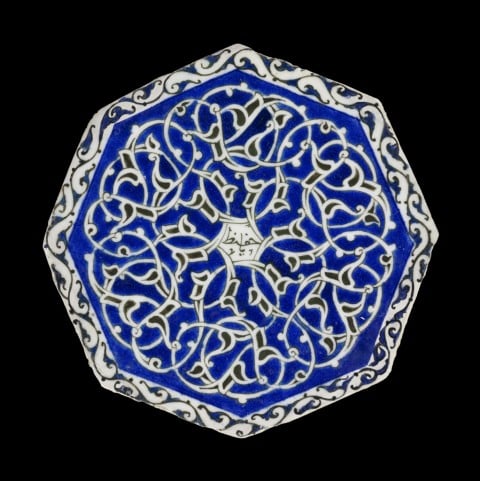 Mattonella ottagonale di ceramica con corpo in “pasta fritta” - Iran orientale, Mashhad, 1620 ca. - Collezione al-Sabah, Kuwait