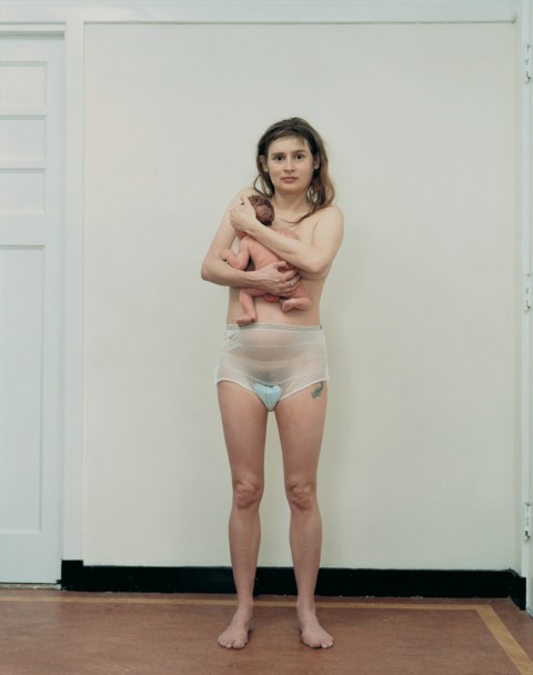 Rineke Dijkstra, Julie, Den Hagg, The Netherlands, February  29, 1994, dalla serie New Mothers, 1994 - Courtesy Rineke Dijkstra e Marian Goodman Gallery