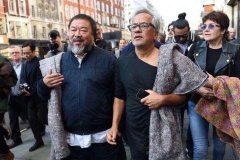 Anish Kapoor assieme ad Ai Weiwei, in marcia a Londra per solidarietà verso i rifugiati