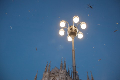 Collettivo Casagrande, Bombardeo de Poemas sobre Milán (foto Carlo di Pasquale)