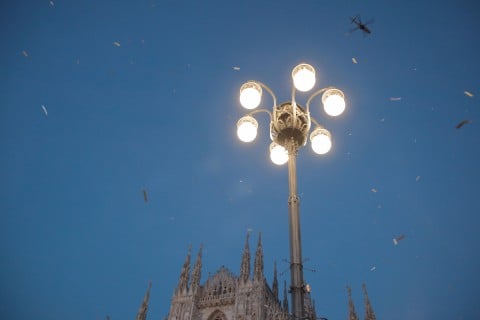 Collettivo Casagrande, Bombardeo de Poemas sobre Milán (foto Carlo di Pasquale)