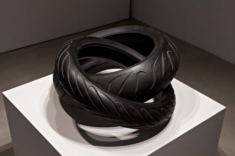 Fabio Viale, Infinito, 2015, marmo nero, cm 83 ø  x 25, courtesy Galleria Poggiali e Forconi