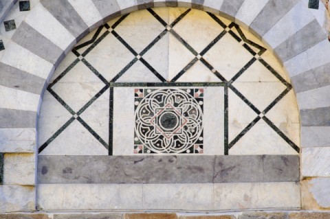 L'intarsio sulla facciata della Chiesa di San Nicola a Pisa