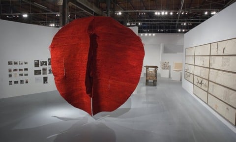 Magdalena Abakan, Red I (1970-73) alla mostra Art and the Feminist Revolution al MOCA di Los Angeles, 2007