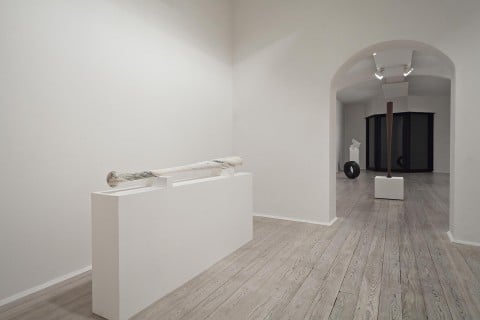 Fabio Viale. In primo piano a sx Bat, 2015; in fondo al centro Bat, 2015 - courtesy Galleria Poggiali e Forconi