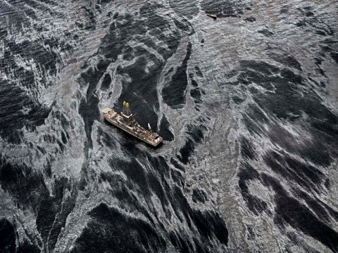 Fuoriuscita di petrolio n. 2. Discover Enterprise, Golfo del Messico, USA 2012 © Edward Burtynsky - courtesy Admira, Milano