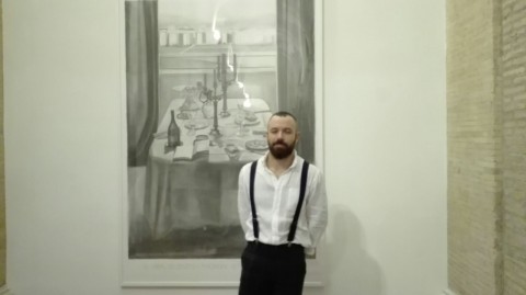 Gonzalo Orquín davanti all'opera dedicata a Pasolini
