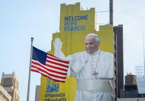 Il murale di benvenuto per Papa Francesco, a New York