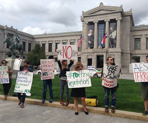 La protesta anti-Renoir di fronte al Museum of Fine Arts di Boston