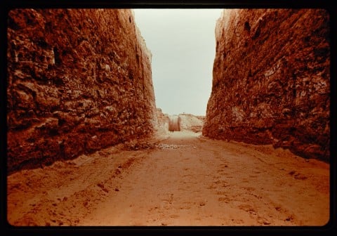 Michael Heizer, Double Negative, 1969-70 - from Troublemakers - photo Sam Wagstaff,1970 - The Getty Research Institute, Los Angeles - © J. Paul Getty Trust
