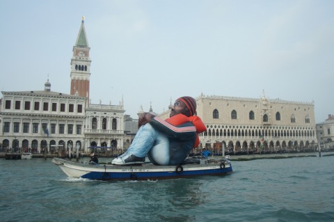 Dirk Schellekens e Bart Peleman, Inflatable Refugee, Venezia 2015