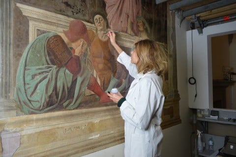 Paola Ilaria Mariotti al lavoro sulla Resurrezione di Piero della Francesca