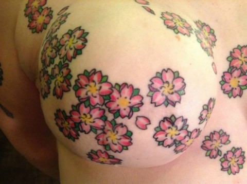 Tatoo su un seno operato con mastectomia - foto pinkinkfund.org