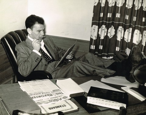 Frank Sinatra alla scrivania, 1950