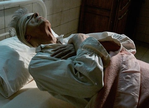 David Bowie nel video Lazarus, un'immagine che ora suona come inquietante premonizione