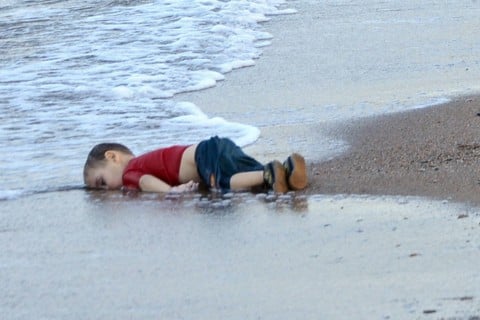 Il corpo di Aylan Kurdi sulle rive di Bodrum