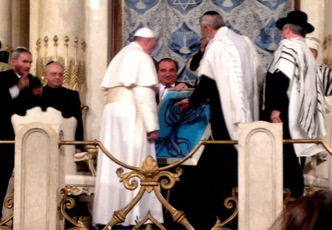 Lo scambio dei doni fra Papa Francesco e il Rabbino capo di Roma Riccardo Di Segni