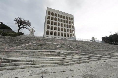 I danni alla scalinata del Palazzo della Civiltà Italiana di Roma
