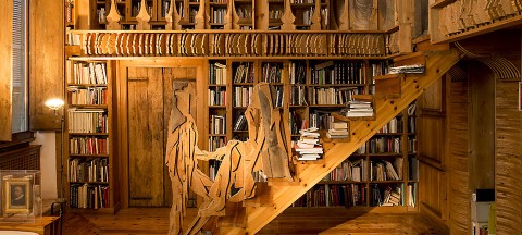 La biblioteca di Mario Ceroli a casa Calvesi con i ritratti di Maurizio Calvesi e Augusta Monferini